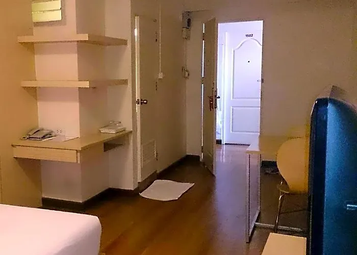 The Blooms Hotel 2*